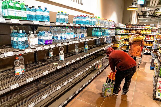 Stilles Wasser gibt es faktisch keines mehr in den Supermarktregalen. Wer es sich leisten kann muss, dann zu den teuren ...