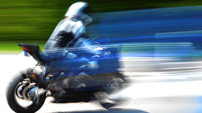 Ein Motorradfahrer rast durch den Schwarzwald.