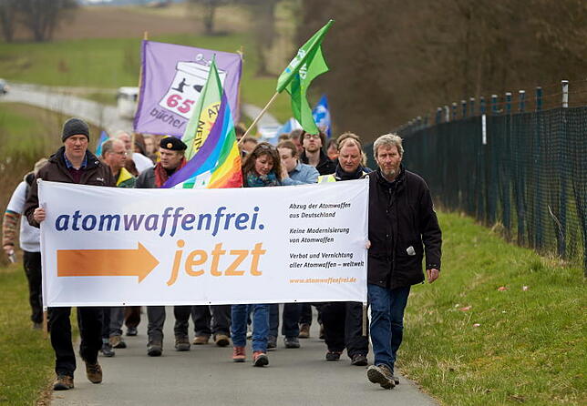 Nicht alle Einwohner rund um Büchel sind mit der Lagerung der atomaren Waffen einverstanden. Regelmäßig kommt es zu Demonstrationen.