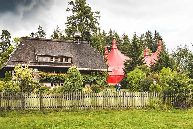 Der neue Festplatz grenzt unmittelbar an das Heimatmuseum &bdquo;Hüsli&ldquo;. Das Foto zeigt das knallrote Festzelt beim ...