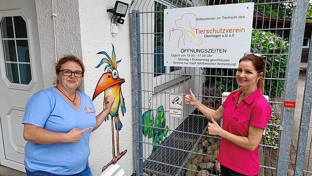 Ungeachtet der Situation freuen sich Caroline Meer, Vorsitzende des Tierschutzvereins (links), und Tierheimleiterin Irma von Gersdorff ...
