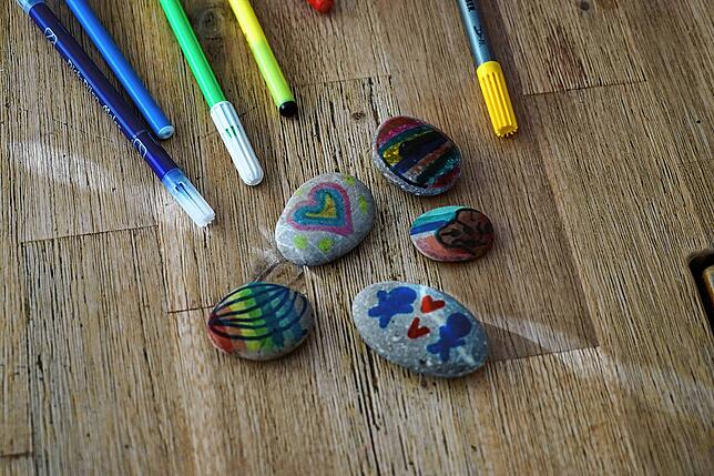 Lya Brinkmann (9) aus Waldshut bemalt gerne Steine mit Filzstiften. &bdquo;Am liebsten ganz bunt&ldquo;, sagt sie.