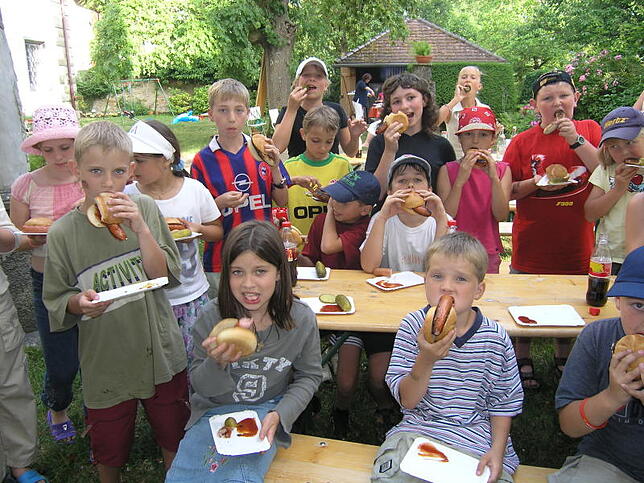 Auch der SÜDKURIER engagierte sich, hier mit einem Grillfest im Museumsgarten im Jahr 2006. Bild: Martin Baur