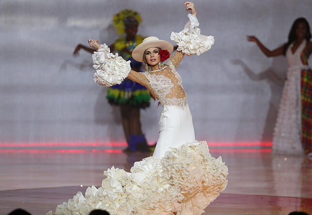 Maria del Mar Aguilera, Miss Spanien 2019, gestikuliert auf der Bühne während des 69. Miss World Jahresfinale beim ExCel London.