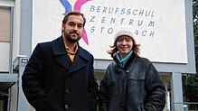 Constanze Fleiner (rechts) und ihr Kollege Johannes Renner vor dem Berufsschulzentrum Stockach: Als Respekt Coaches setzen sie sich im ...