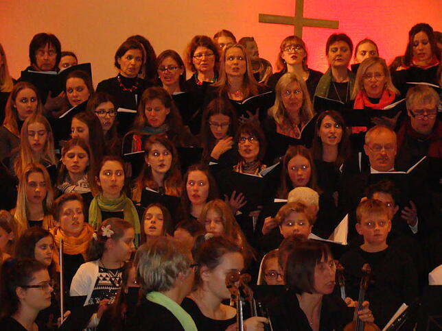 Berückend schöne Lieder bildeten das Programm beim Weihnachtskonzert des Nellenburg-Gymnasiums, mit Inspiration von über 230 ...