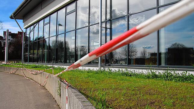 Der Bereich vor dem Hallenbad ist noch mit Absperrband eingezäunt. Im Inneren dauern die Sanierungsarbeiten weiter an.