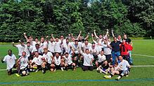 Spieler, Fans und Funktionäre des BC Konstanz-Egg feierten gemeinsam den Aufstieg in die Bezirksliga &ndash; Meistertrikots inklusive.