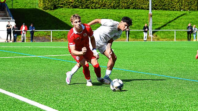 Der Pfullendorfer Tim Konrad (links) im Zweikampf mit Tyler Schilling vom FC 08 Villingen U21.