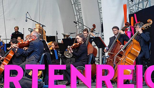 Eine ganz neue Erfahrung für die Musiker der Südwestdeutschen Philharmonie: Sie spielten auf einer Seebühne, die manchmal ein wenig ...