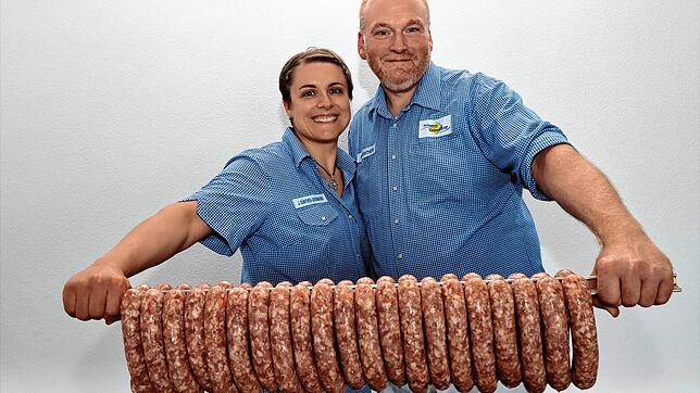 Jenny und Herrmann Günther mit einer ihrer Wurst-Kreationen. Wer heute als Metzger bestehen möchte, müsse kreativ sein.