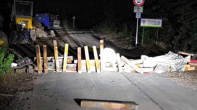 Über dieses Hindernis stürzte nachts eine Radfahrerin.