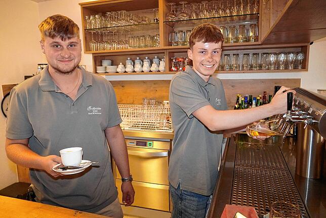 Fabian Saretz serviert Kaffee, Linus Rechtsteiner zapft Bier.