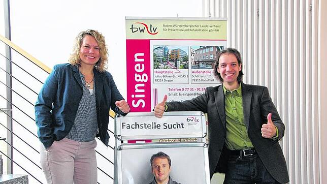 Daumen hoch: Sandra Hartmann (links) und Lars Kiefer von der Fachstelle Sucht in Singen sind zusammen mit einem Team aus haupt- und ...