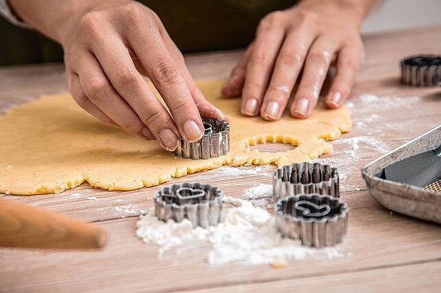 Der Zeitfaktor fürs Plätzchen backen schreckt Sie ab? Dann gehen Sie doch nach dem „Drei-Tage-Plan“ vor.