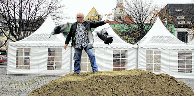 Reinhard A. Weigelt, Betreiber der Kunsteisbahn "ÜB on Ice", stößt eine Debatte über die Qualität der Veranstaltungen und Märkte auf dem ...