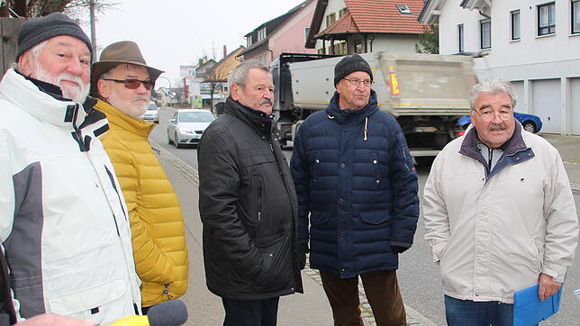 Die Mitglieder der Bürgerinitiative am Straßenrand der Ramsener Straße: Bernhard Müller, Manfred Giner, Otto Wanner, Leo Mock und ...