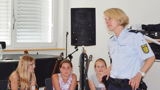 Polizeikommissarin Gudrun Brugger unterhält sich mit Schülern einer fünften Klasse der Gemeinschaftsschule Mönchweil über das Thema ...