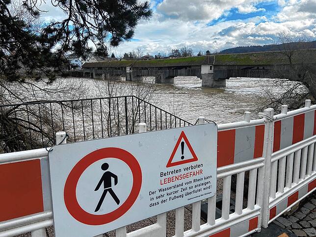 Bild 1: Rhein tritt über das Ufer