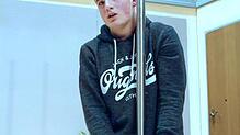 Weil Bernd Gombold es so in der Theatervorlage geschrieben hat, muss sich Sohn Julian beim Vilsinger Fasnetstheater mit Handschellen an ...