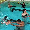 Babyschwimmen mit dem Deißlinger Studio Körpermitte und Tanja Bilger (mit Spritzkännchen) im 29 Grad warmen Wasser, das ist in ...