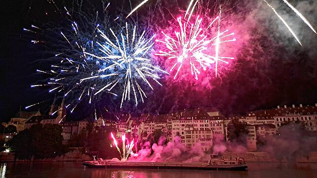 Bild : Basel lässt es krachen! Die schönsten Bilder des Feuerwerks am Rhein