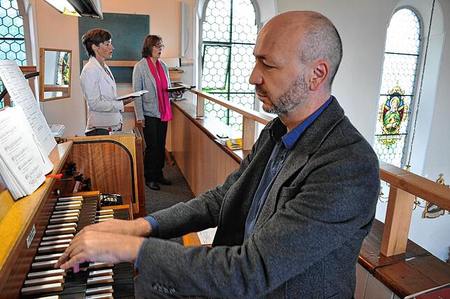 Die Kantorinnen Ursela Rogg und Maria Moser (Tochter und Mutter) sowie Organist Daniel Hirzle umrahmten am Sonntag den Gottesdienst in ...