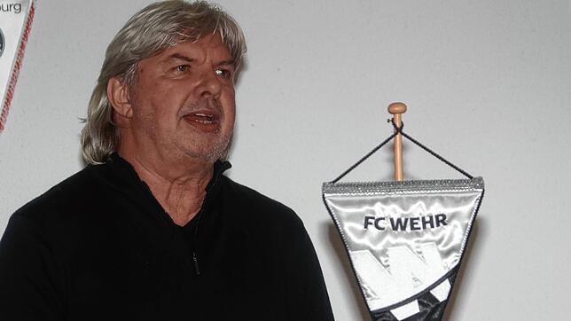 Hoher Besuch: DFB-Vizepräsident Ronny Zimmermann war am Freitag in Wehr zu Gast und zeichnete Jugendtrainer Michael Bauder zum Amateur ...