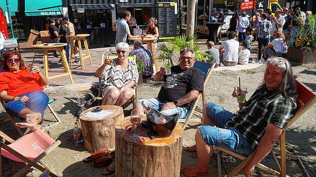 Da kann man herrlich entspannen: Diese Besucher aus Villingen lassen es sich auf dem Stadtstrand in Schwenningen gutgehen. Fotos: ...
