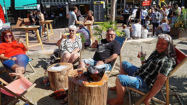 Da kann man herrlich entspannen: Diese Besucher aus Villingen lassen es sich auf dem Stadtstrand in Schwenningen gutgehen. Fotos: ...