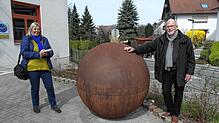 An dem Modell der Sonne des künftigen Planetenwegs in Kluftern: Normalerweise hätte sich Bernd Caesar mit SÜDKURIER-Mitarbeiterin ...