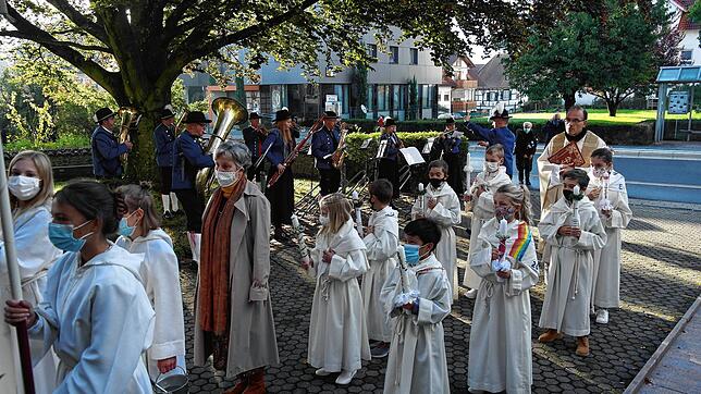 Pfarrer Matthias Schneider lud 18 Erstkommunionkinder an den Tisch des Herrn. In zwei Gruppen feierten sie unter dem Motto &bdquo;Komm, ...