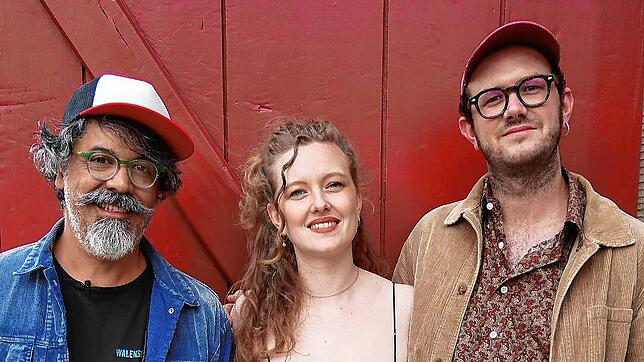 Zum Manon-Mullener-Trio gehören neben der Fontfrau Rodrigo Aravena (links) und ihr Bruder Lucien Mullener.