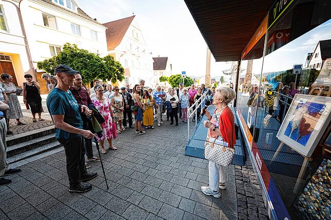 Petra Bernhard erklärt beim Rundgang über die Kunstmeile etwas zu ihren Kunstwerken.