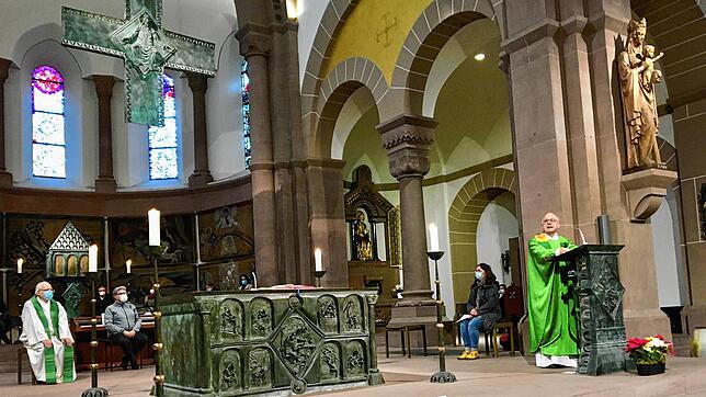 Dekan Matthias Zimmermann (rechts) verkündete im Sonntagsgottesdienst in Herz-Jesu, dass er vom Erzbistum in Freiburg nun auch die ...
