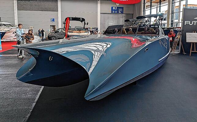 Ein futuristisches Design hat der Katamaran Twiel Z7 von Mizu, der mit nur zweimal 20 kW auf nahezu 40 Knoten beschleunigt.