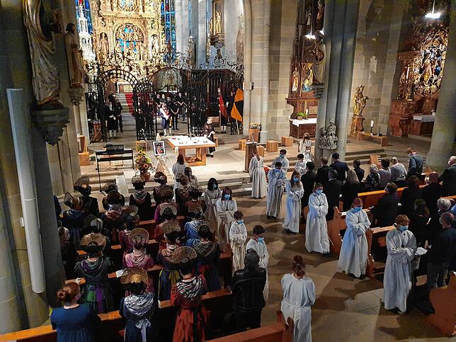 Beim Auszug der Ministranten am Ende des Requiems. In den Bankreihen links stehen die Frauen des Trachtenbundes, im Chorraum hat sich ...