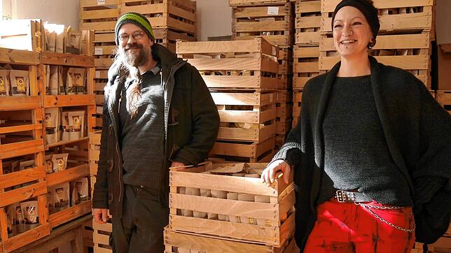 Die Saison kann kommen. Stefan und Anja Jäger sind bereit. Die Kräuter, Beeren und Früchte sind in den mittelalterlich anmutenden ...