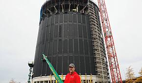 Willkommen auf der Baustelle des Asisi-Panoramas in Konstanz! Bauleiter Mike Vivas steht vor dem 52 Meter hohen Rundturm. Der Rohbau ist ...