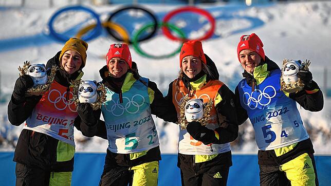 Glückliche Biathletinnen: Vanessa Voigt (von links), Vanessa Hinz, Franziska Preuß und Denise Herrmann freuen sich über ihren dritten ...