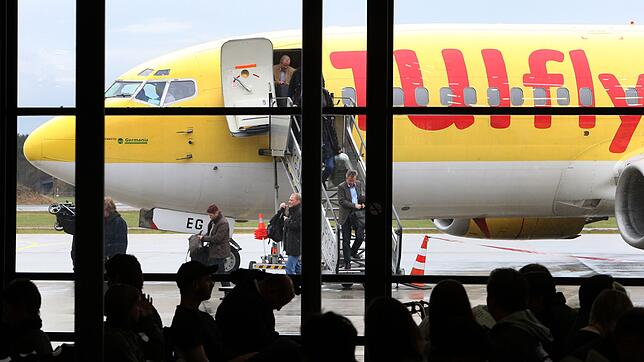 Passagiere warten im Abflugbereich des Allgäu Airports in Memmingen auf ihren Flug. Nun ging die Polizei dort nicht erneut gezielt auf ...