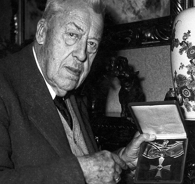 Hugo Eckener (1869-1954) war das bekannte Gesicht der Zeppelin-Luftschifffahrt der 20er- und 30er-Jahre. Verleger Weyl gewann den damals ...