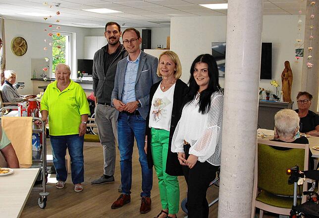 Seit Juni werden die neuen Räume genutzt. Beim Rundgang informieren (von links) Brigitte Wagner (Seniorenzentrum), Alexander Vogelbacher ...