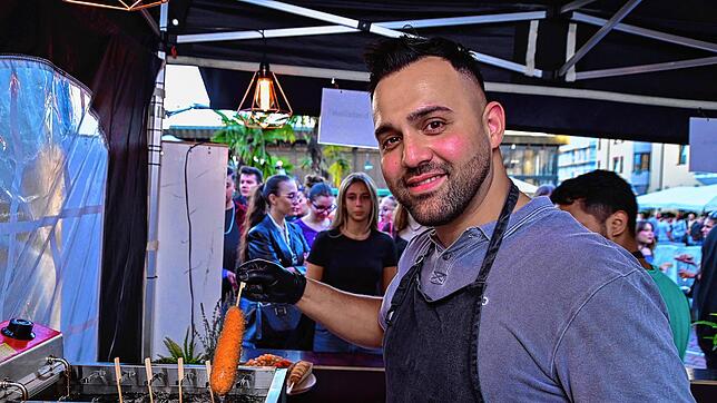 Keywan Ezadian aus Hamburg hat vergangenes Jahr beim Streetfood-Festival in Schwenningen Corn Dog, einen koreanischen Hot Dog, ...