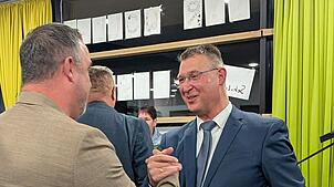 Glückwünsche für Joachim Burger. Er bleibt Bürgermeister der Stadt Stühlingen.