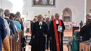 Landesbischöfin Prof. Dr. Heike Springhart und Dekan Wolfgang Rüter-Ebel nach dem Gottesdienst in der Johanneskirche.