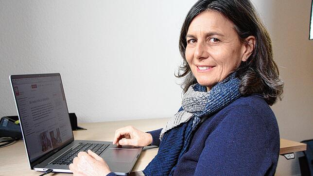 Susanne Hübschle ist Ansprechpartnerin für Eltern. In einem Caritas-Projekt ist sie über Internet oder am Telefon zu erreichen.