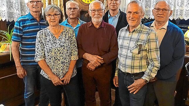 Das Bild zeigt den wiedergewählten Vorstand und die Geehrten (von links): Fridolin Bensel, Gisela Hermann, Klaus Straub, Bernhard Kuner, ...
