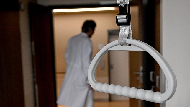 Ein neues Gesetz soll Pflegekräften mehr Kompetenzen zuweisen. Auf ärztliche Weisung sind sie dann in bestimmten Bereichen nicht mehr ...
