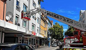 Eine Gasexplosion in einem Mehrfamilienhaus in der Ekkehardstraße ruft am Samstagmittag die Singener Feuerwehr auf den Plan.